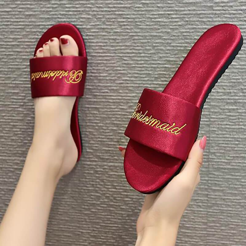 Casual slippers met geborduurde letters