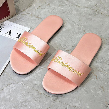 Casual slippers met geborduurde letters