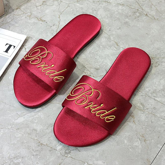 Casual slippers met geborduurde letters