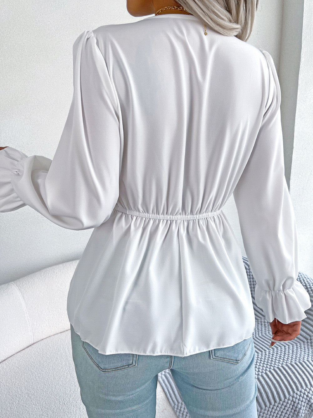 Chiffon top met vetersluiting en V-halslijn