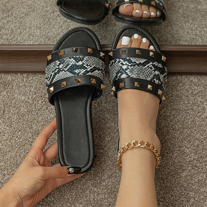 Platte sandalen van imitatieleer met slangenpatroon en studs