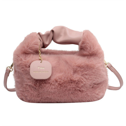 Ella Fluffy Handbag - Deze tas wil je gewoon knuffelen