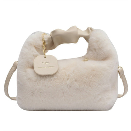 Ella Fluffy Handbag - Deze tas wil je gewoon knuffelen