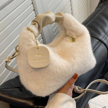 Ella Fluffy Handbag - Deze tas wil je gewoon knuffelen