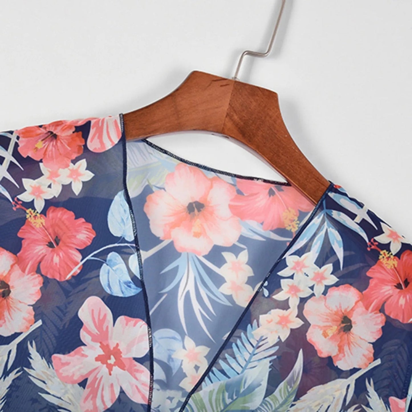 blauwe kimono met bloemenpatroon en V-halslijn