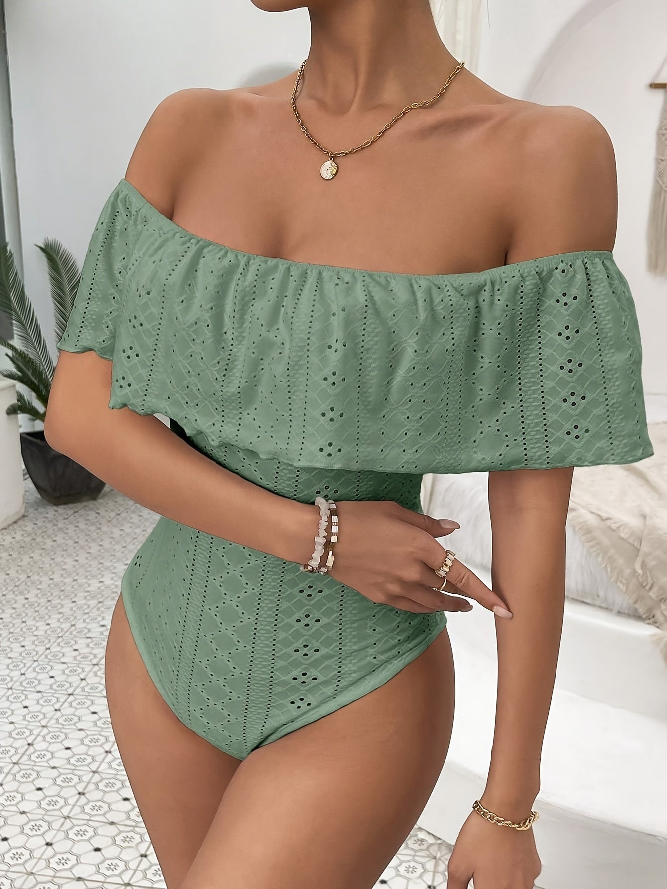 ByIsa - off shoulder bodysuit met details