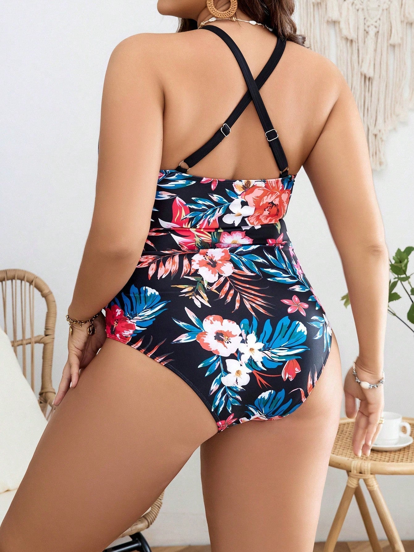 LolaBeach - Zwart badpak met v-hals en bloemenprint