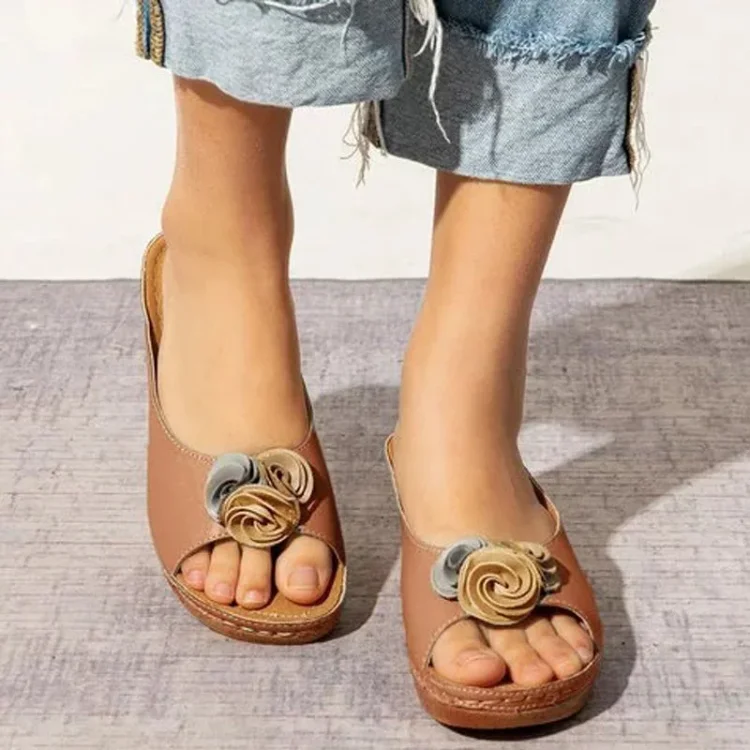 Orthopedische leren sandalen met bloemen en sleehak